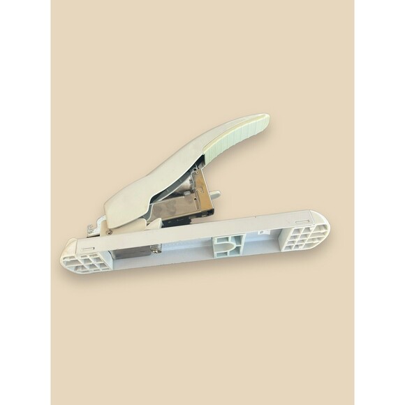 Swingline Model 390 Heavy Duty Stapler 160 Sheet Capacity 1/4 to 3/4 Staples - Picture 4 of 7